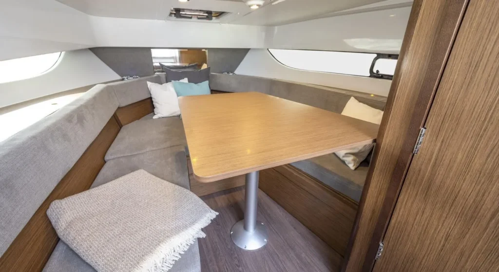 Beneteau Flyer Sun Deck Motor Yacht